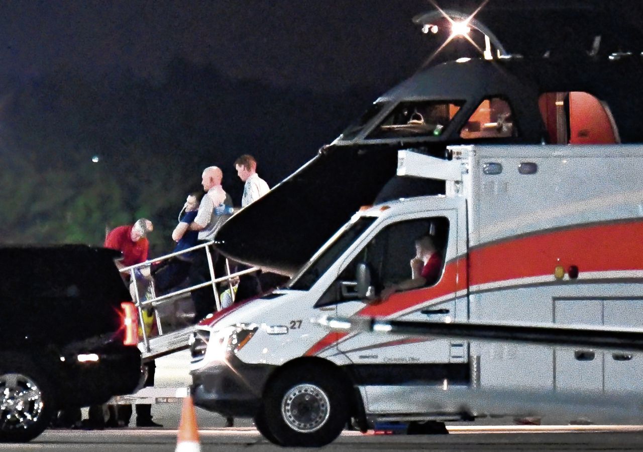 Otto Warmbier werd vorige week vrijgelaten en in coma overgevlogen naar de VS (foto boven). In 2016 was hij bij een showproces, rechtstreeks uitgezonden op de Noord-Koreaanse tv, veroordeeld tot vijftien jaar werkstraf (foto’s onder).