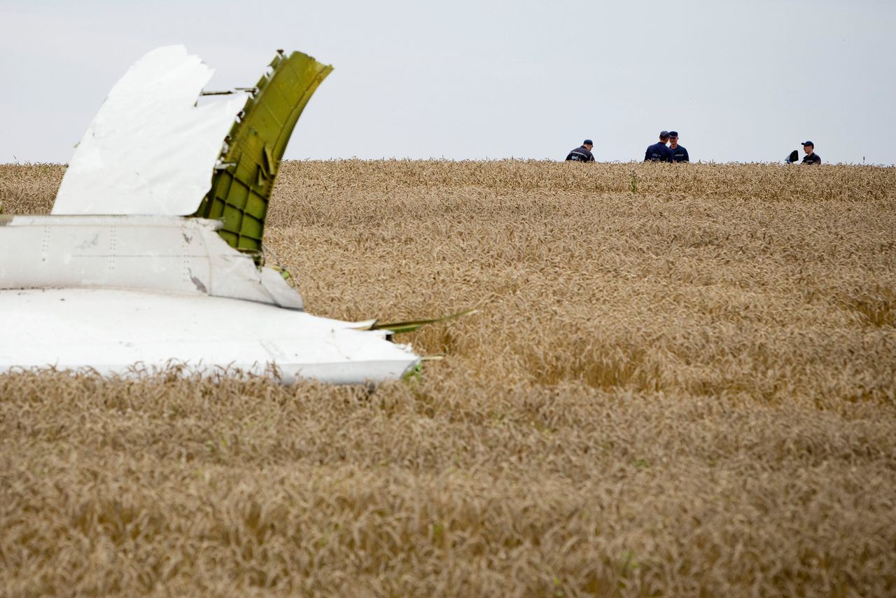 Oekraiense reddingswerkers bergen lichamen van slachtoffers op in het gebied waar het vliegtuig van MH17 is neergestort.