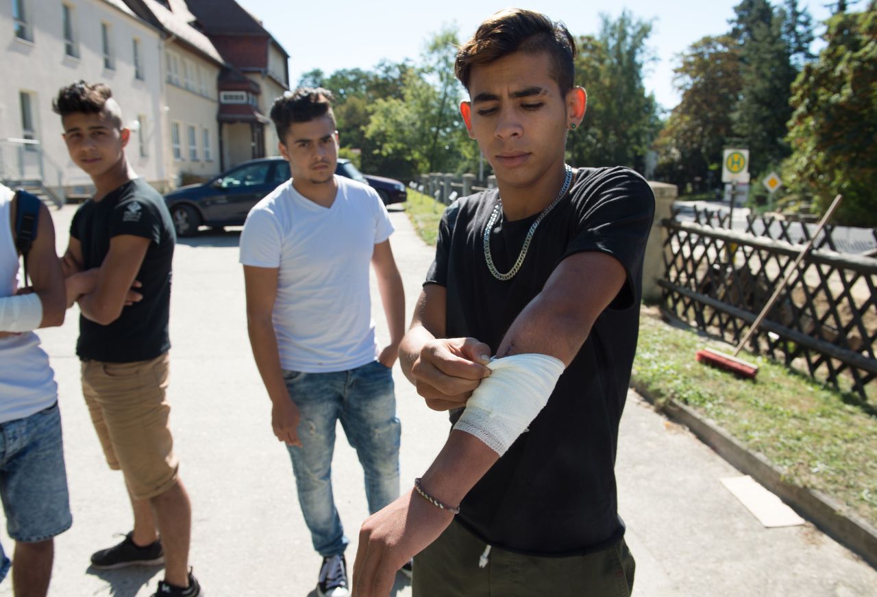 Een asielzoeker raakte bij de gevechten gewond aan zijn arm.
