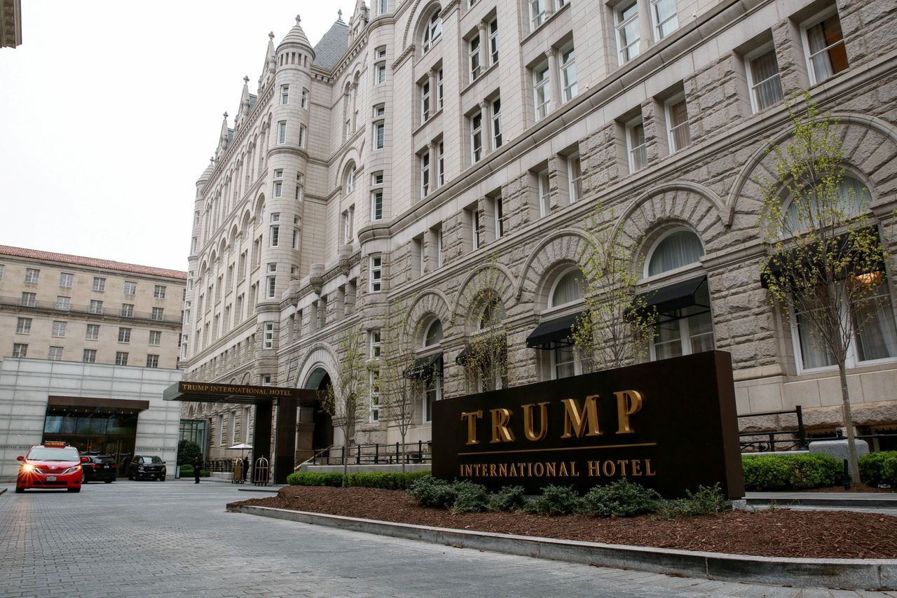 Het Trump International Hotel ligt naast het ministerie van Justitie aan Pennsylvania Avenue.