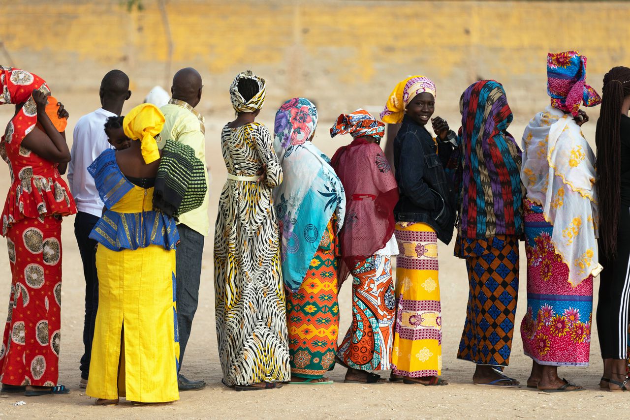 Senegalezen in de rij voor een stemlokaal, in februari van dit jaar. Tijdens de verkiezingscampagne zijn mogelijk Facebookgebruikers beïnvloed door de nepaccounts en pagina's op Facebook die door een Israëlisch bedrijf werden beheerd.