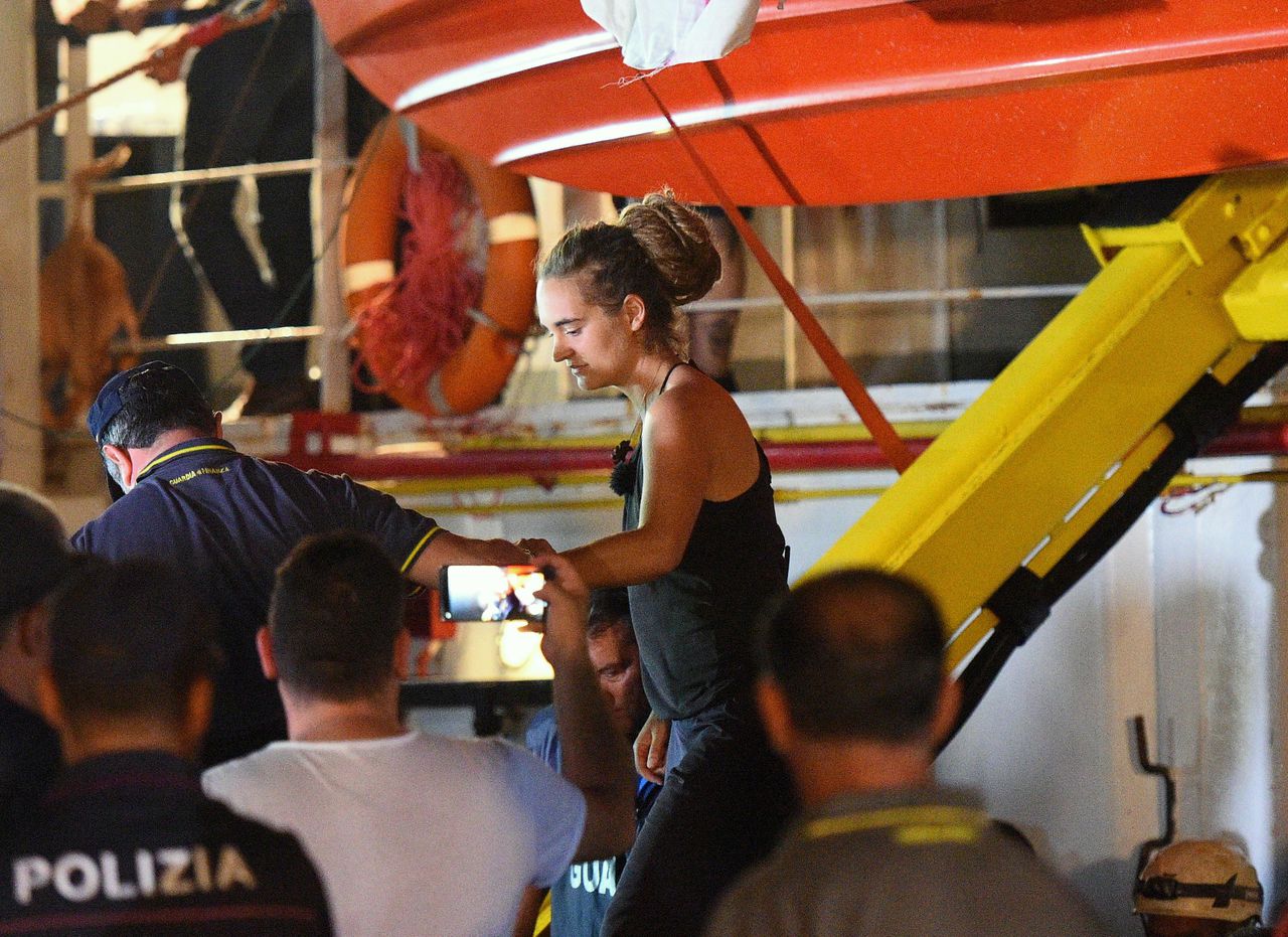 De 31-jarige Carola Rackete van reddingsschip Sea Watch 3 wordt meegenomen door de politie voor ondervraging.