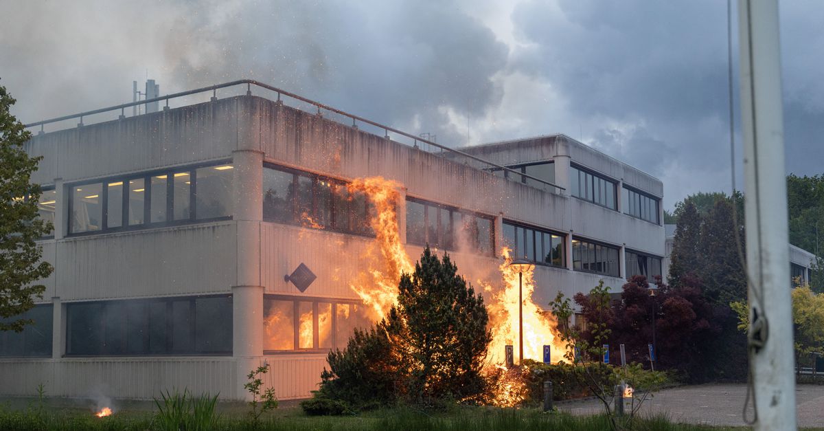 Protest tegen noodopvang in Loosdrecht loopt uit de hand, brand bij locatie door vuurwerk