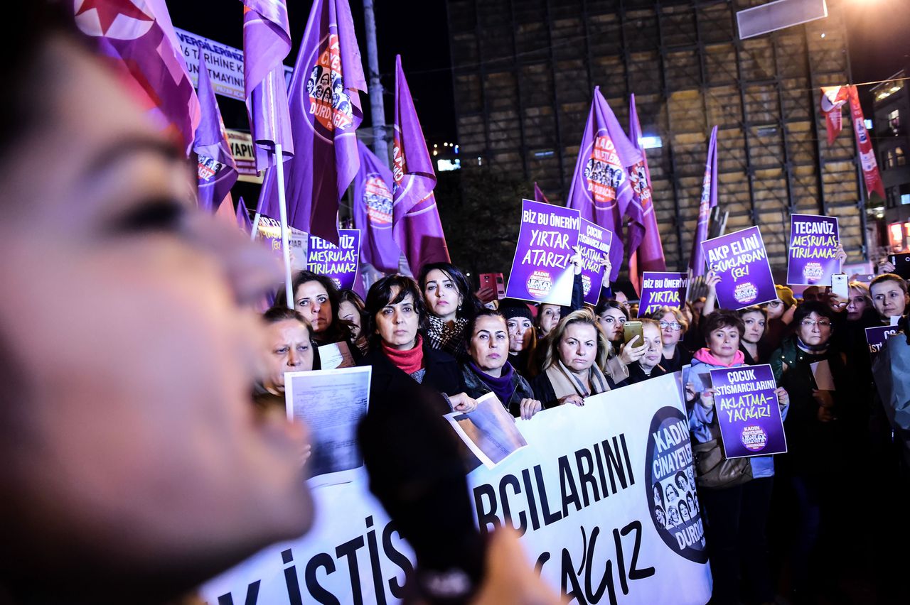 Vrouwen gaan in Istanbul de straat op om te protesteren tegen een nieuwe 'verkrachterswet'.