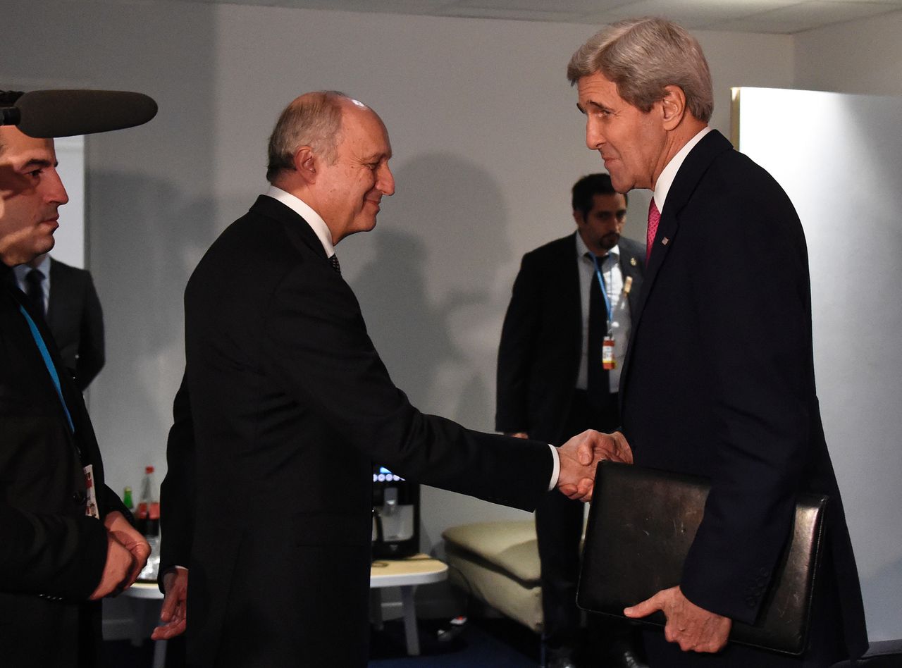 Laurent Fabius (links), de Franse minister van Buitenlandse Zaken, schudt zijn Amerikaanse collega John Kerry de hand.