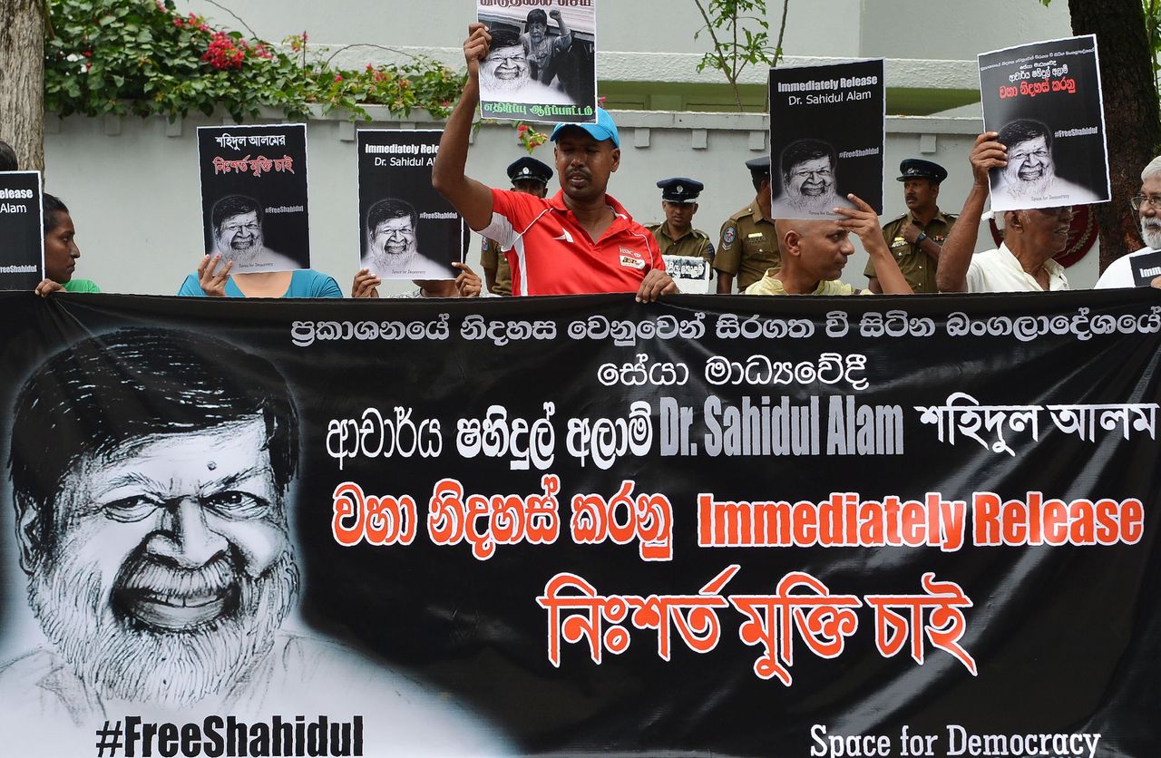 Sri Lankese activisten protesteren tegen de arrestatie van fotograaf Shahidul Alam in de Bengaalse hoofdstad Dhaka.