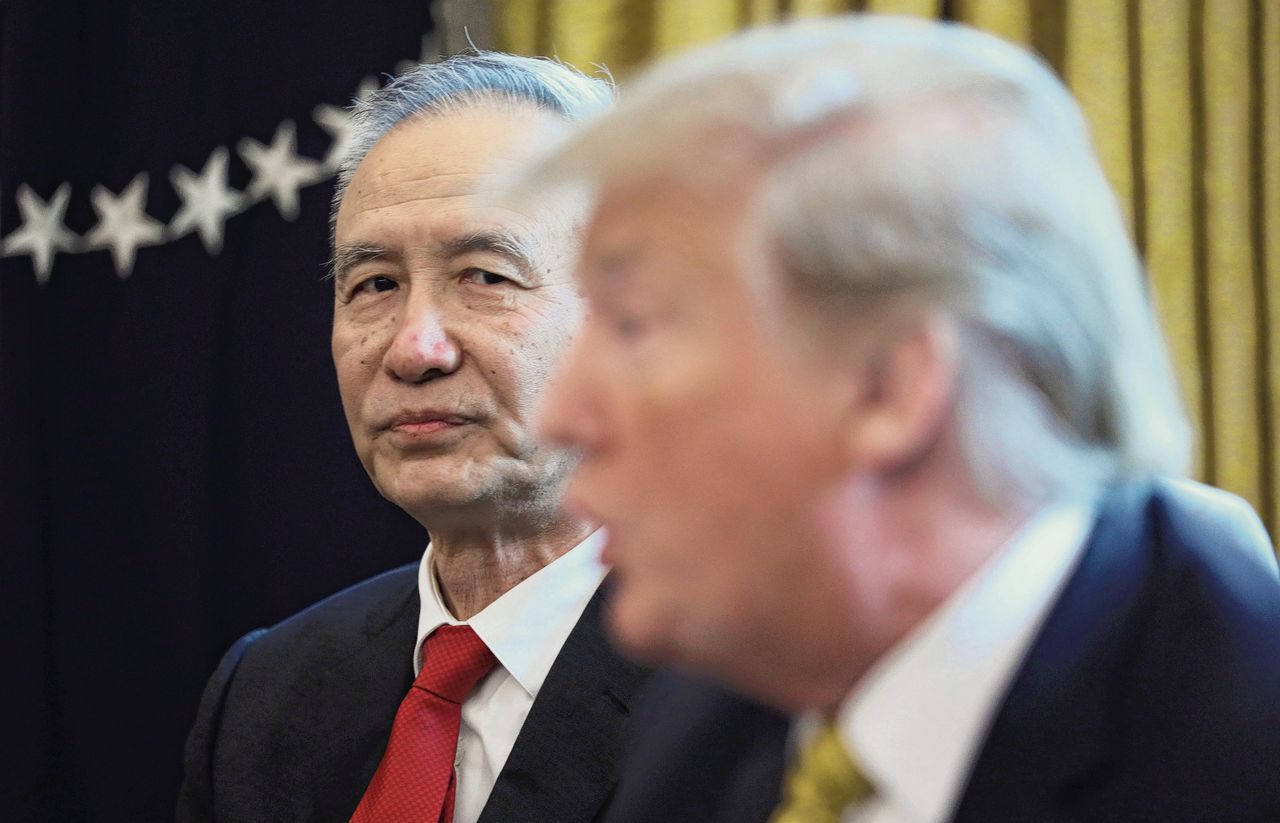 De Chinese vicepremier Liu He luistert naar de Amerikaanse president Donald Trump, begin vorige maand in het Witte Huis.