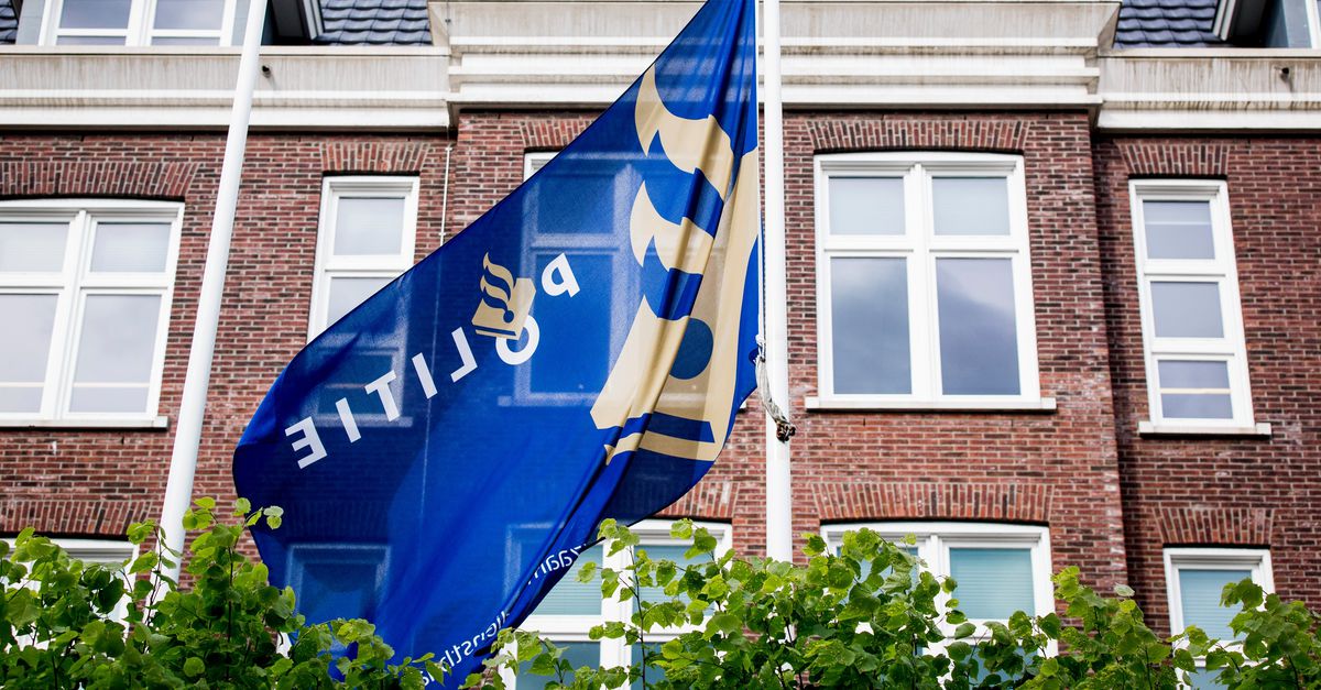 Het Zijn Sterke Benen Die De Weelde Kunnen Dragen Deze Omhoog Gevallen Wijkagent Uit 020 Zette Zijn Collega S Voor Schut Nu Die Hoge Bazen Nog Politie Corpolitie Oozo Nl