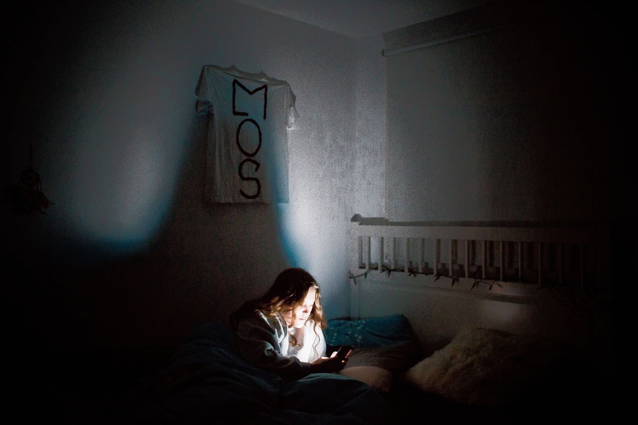Door het blauwe licht van de smartphone slapen pubers korter en slechter.
