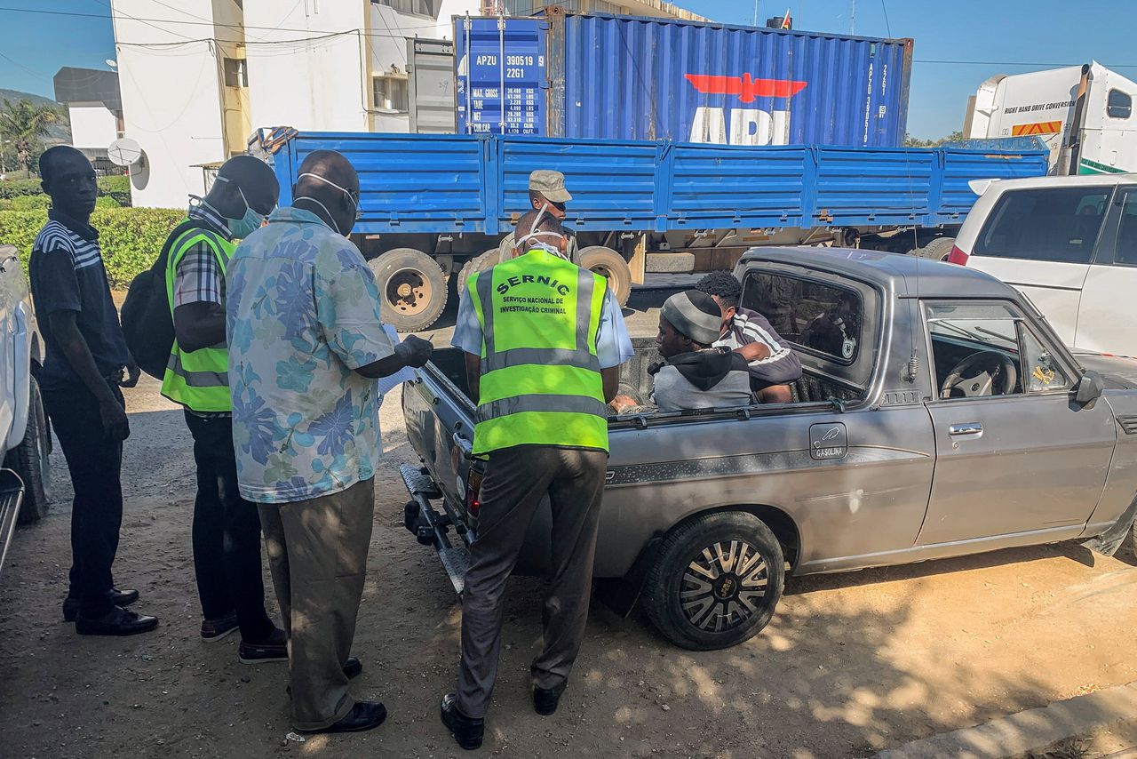 De politie inspecteert migranten die het drama in Mozambique overleefden.