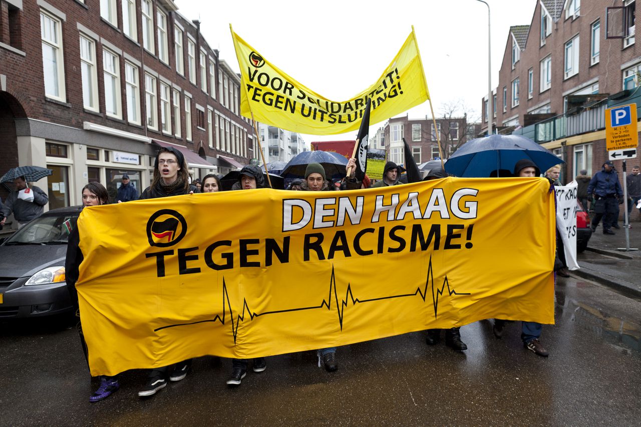 Demonstranten protesteren in 2011 tegen racisme in de Haagse wijk Transvaal.