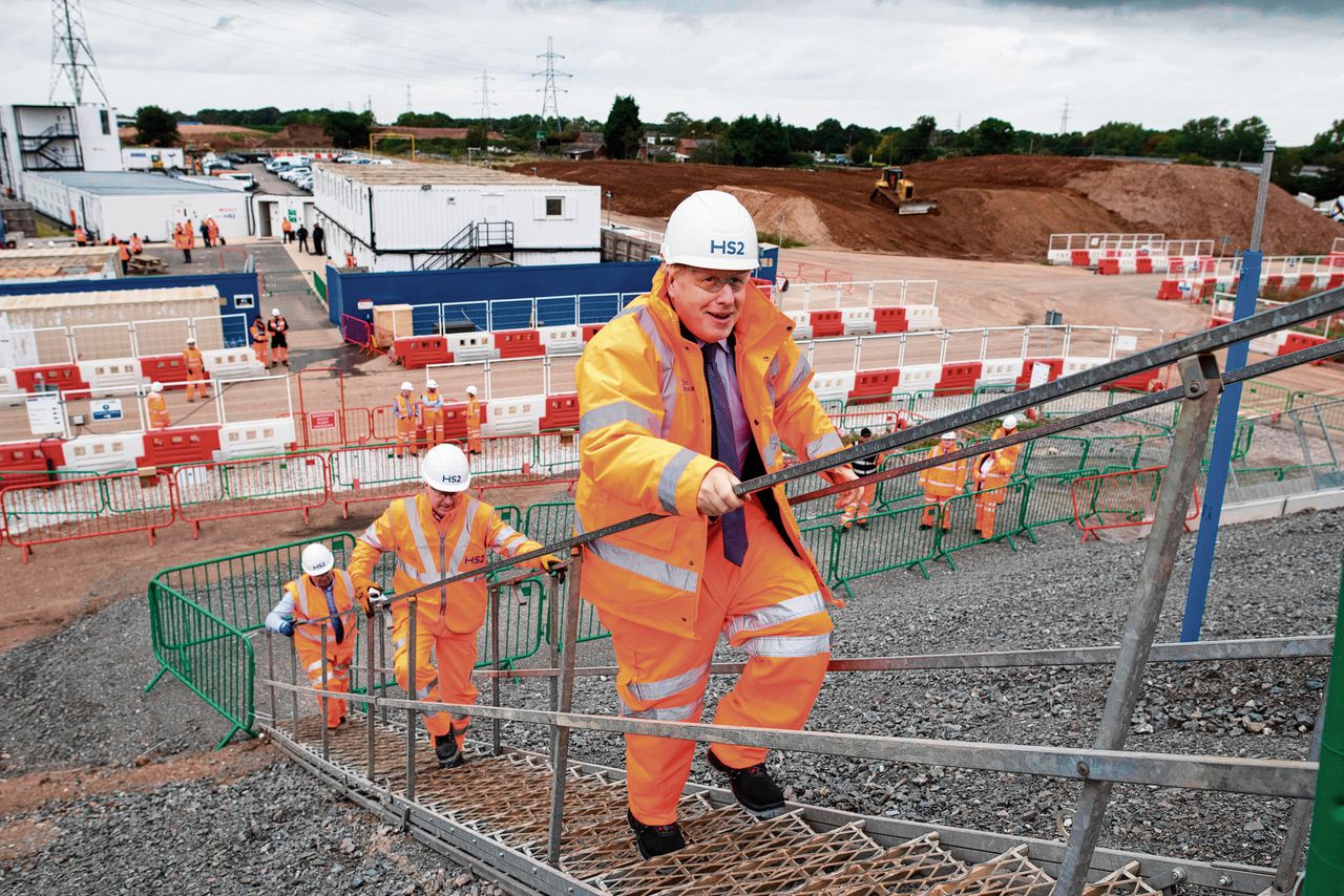 Premier Boris Johnson vrijdag op bezoek in Birmingham bij de aanleg van hogesnelheidslijn HS2. Het project loopt al tien jaar. De belofte van betere treinverbindingen leverde Johnson veel stemmen op.