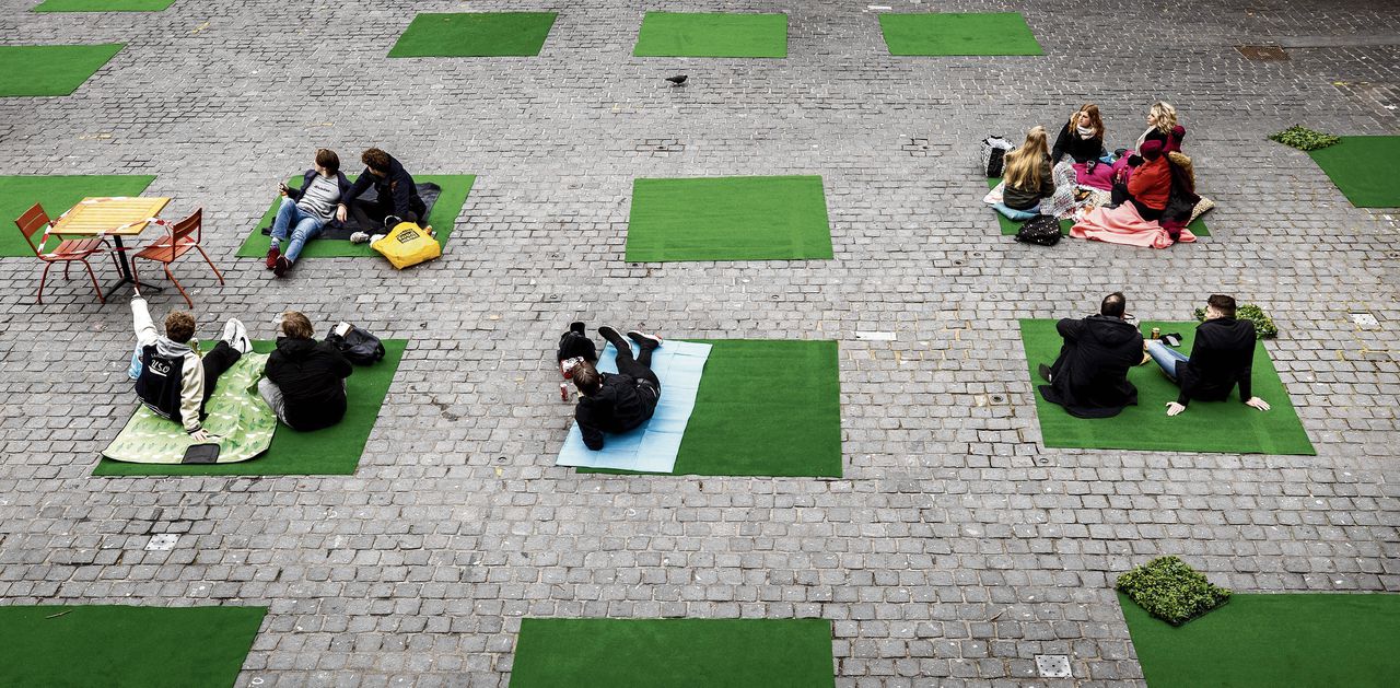 Met een picknick protesteert de horeca in Breda tegen de coronomaatregelen.