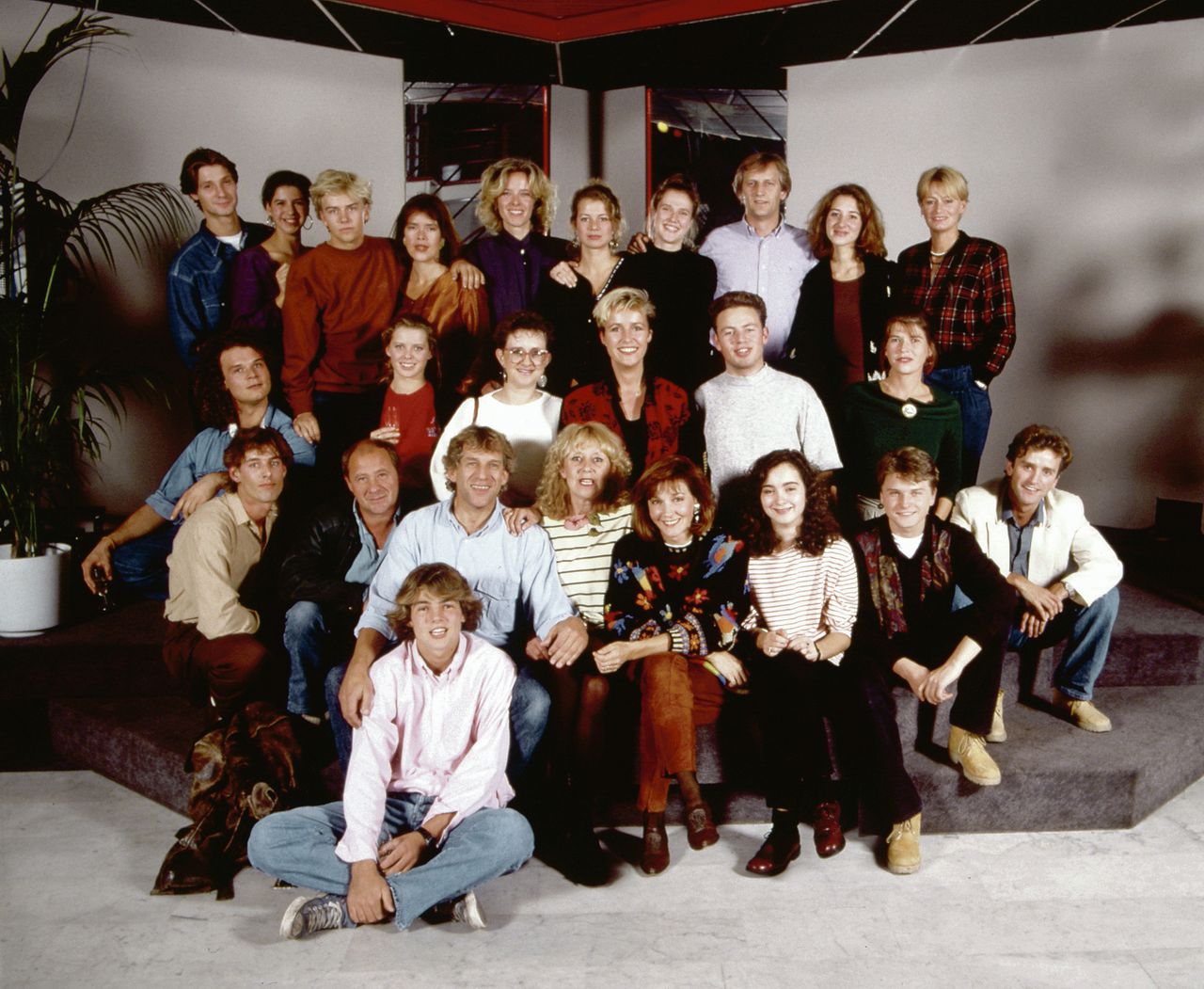 De eerste cast van GTST in 1990.