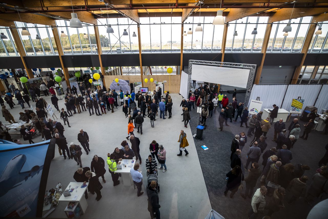 Bezoekers van een informatiedag in de nieuwe terminal op Lelystad Airport.
