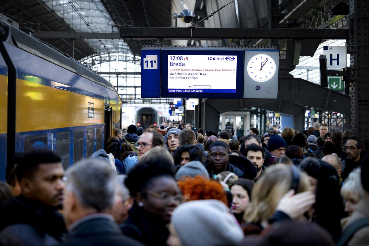 Ruim 2,5 jaar aan vertragingen, in één jaar. Waarom loopt het Nederlandse spoor zo vast? 