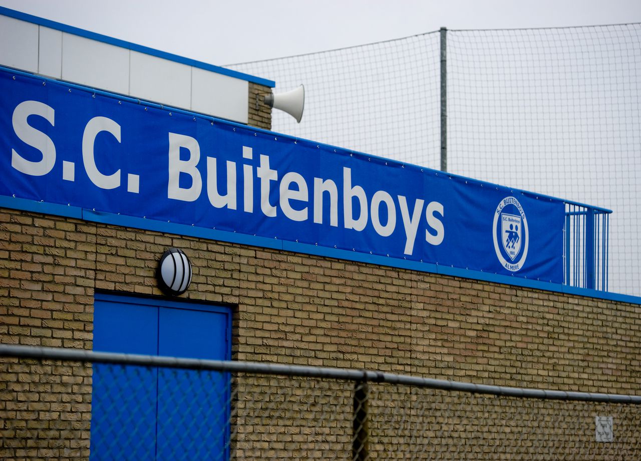 De grensrechter die vlagde bij voetbalclub Buitenboys en werd mishandeld door jeugdspelers van Nieuw Sloten is overleden.