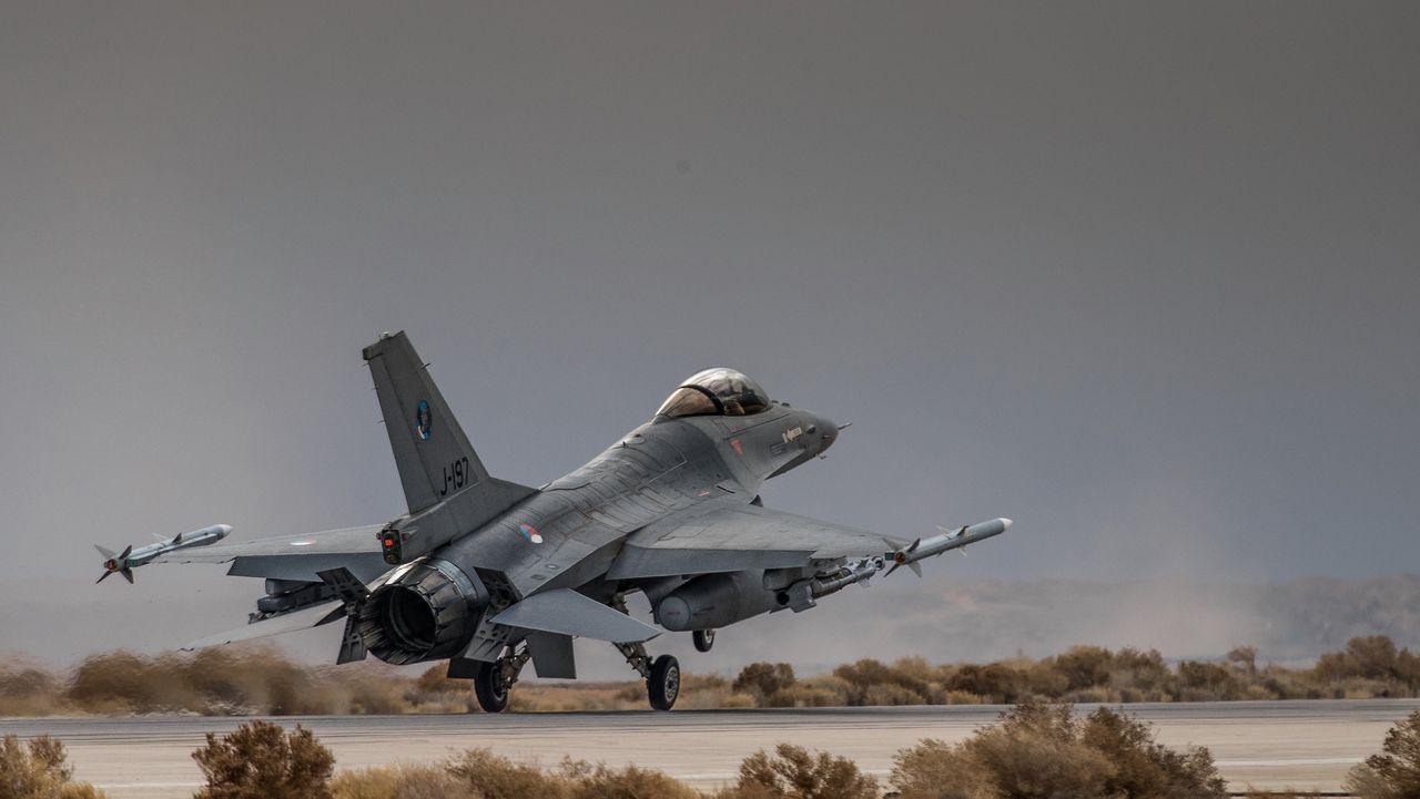 Een Nederlandse F-16 landt op Muwaffaq Salti Air Base in Jordanië, begin 2018.