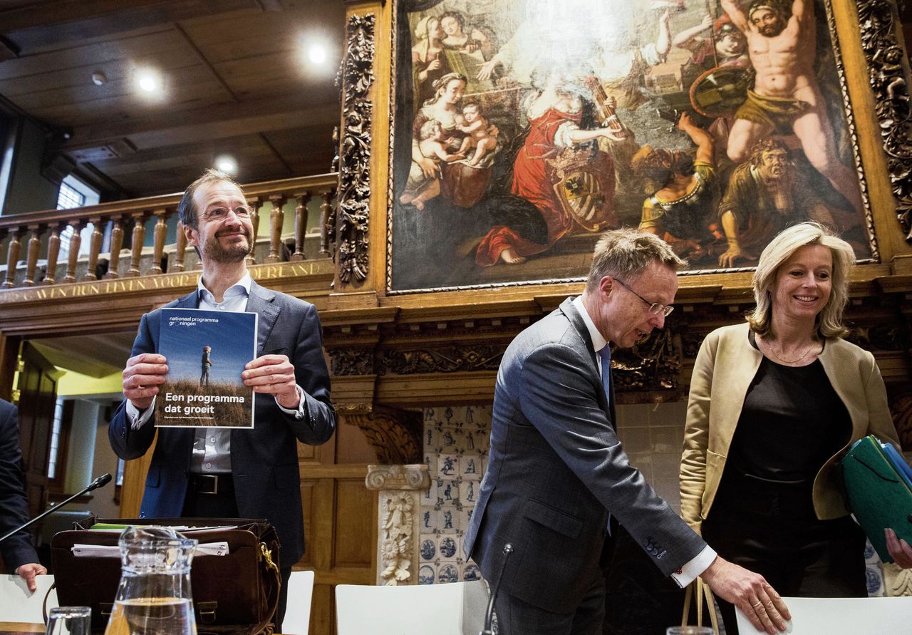 Minister Eric Wiebes en Kajsa Ollongren, met met commissaris van de koning in Groningen René Paas tussen hen in, tijdens hun toelichting op de uitwerking van het Nationaal Programma Groningen.