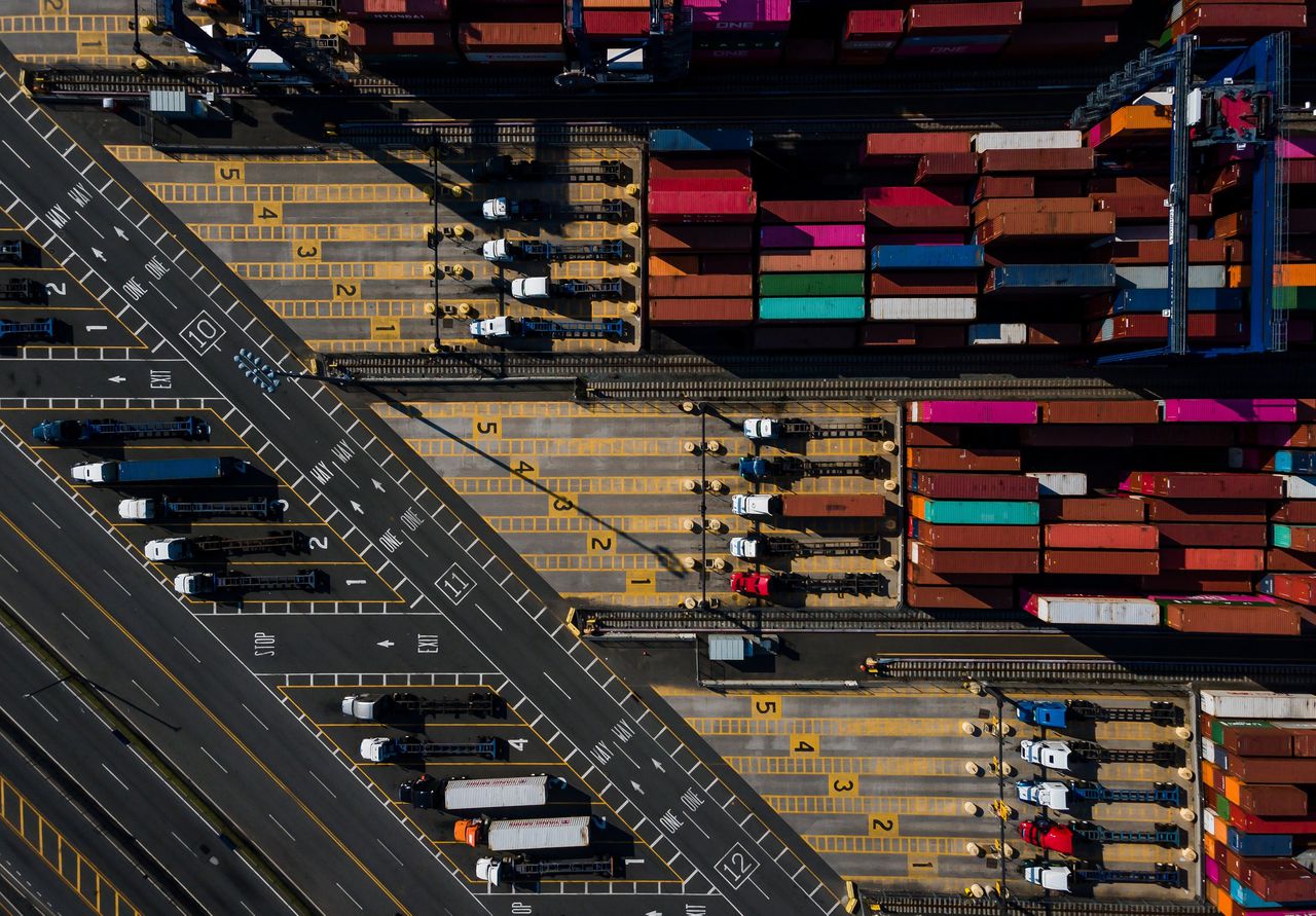 Containers en vrachtwagens bij de Port Jersey Port Authority Marine Terminal, dat deel uitmaakt van de drukste containerhaven aan de Amerikaanse oostkust.