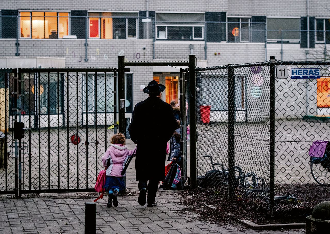 Het Amsterdamse Cheider is de enige orthodox-joodse school in Nederland. Het bestuur wordt voorgezeten door prominenten uit de joodse gemeenschap. Daardoor voelen ouders zich kwetsbaar.