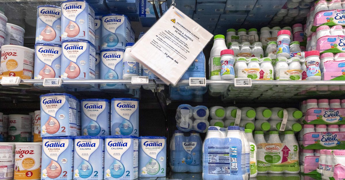 Vervuiling van babyvoeding trad al op sinds 2024 en werd ernstiger, volgt uit rapport. De risico’s lijken nu af te nemen