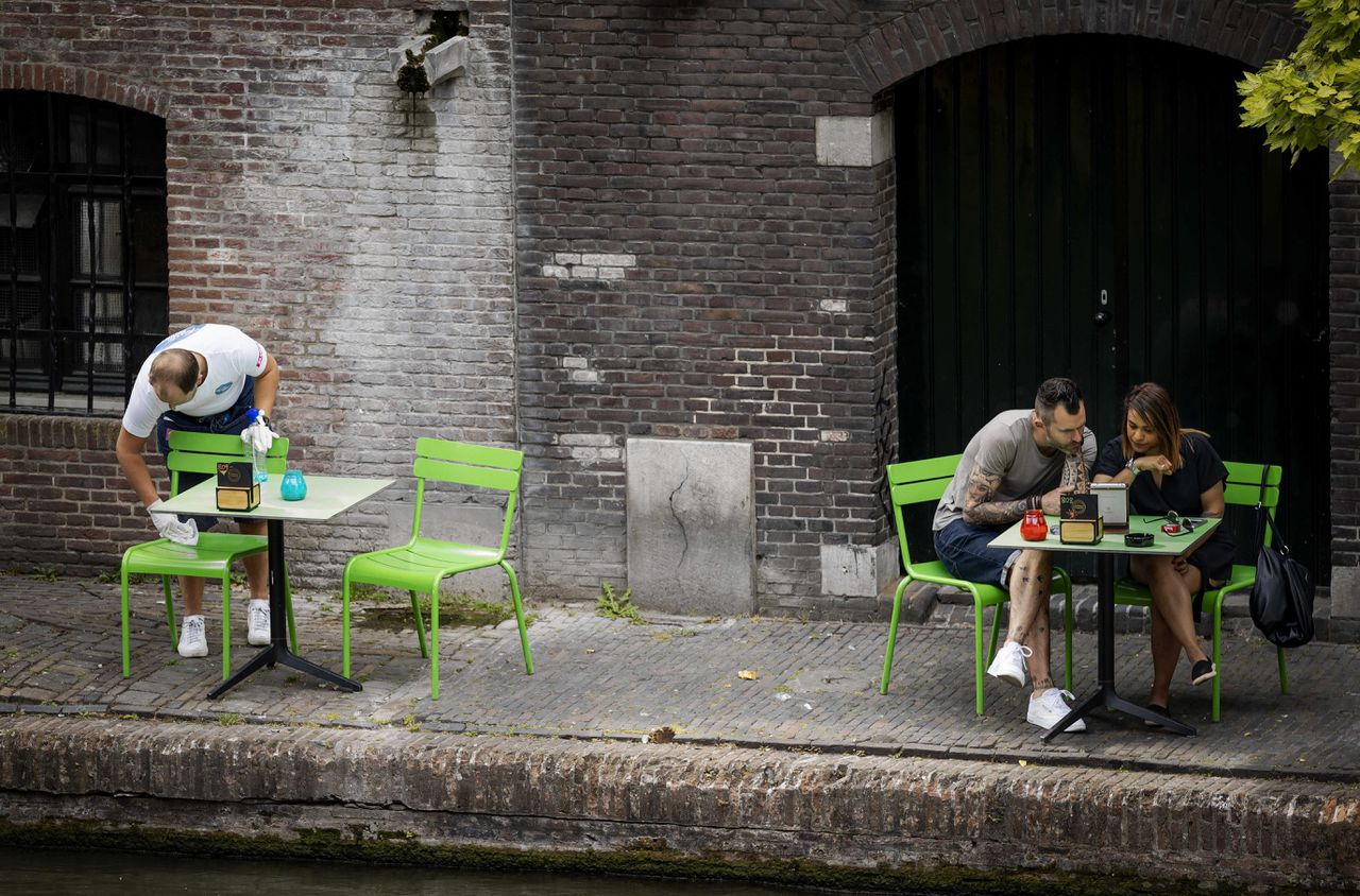 Een terras langs de Oudegracht in Utrecht. Koninklijke Horeca Nederland wil per direct een versoepeling van de anderhalvemeterregel op terrassen.