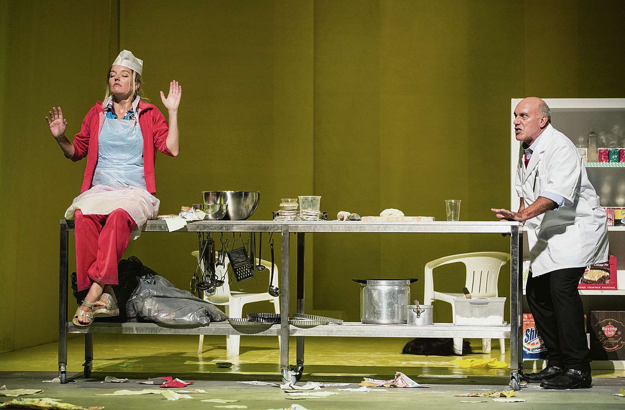 Sanne Wallis de Vries als Nellie Lovett (links) in haar keuken. Rechts Dale Duesing als de ‘sinistere barbier’.
