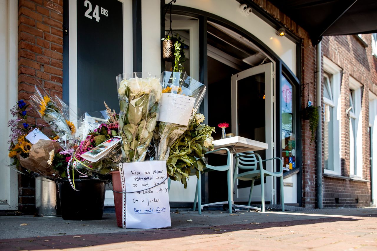 Bloemen bij de woning van het slachtoffer.