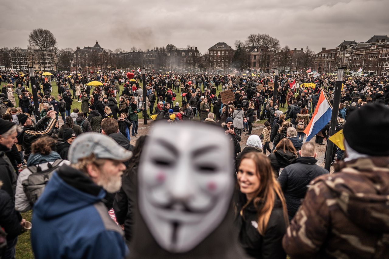 Een demonstratie tegen de coronamaatregelen, de QR-code, 2G en het WEF op het museumplein in Amsterdam, op 16 januari 2022