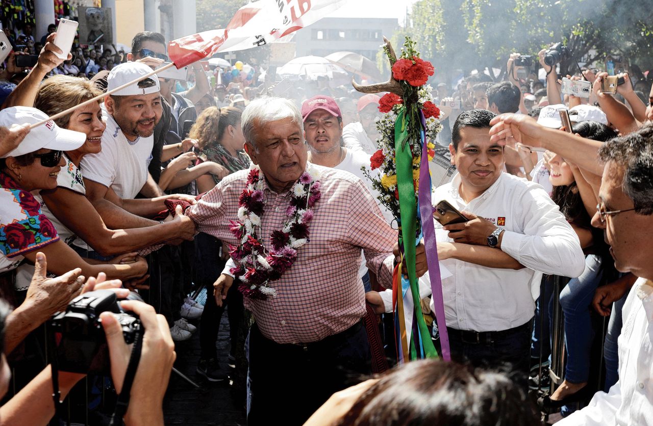De linkse presidentskandidaat Andrés Manuel López Obrador groet zijn aanhangers tijdens een campagnebijeenkomst begin deze maand in Uruapan, Mexico.