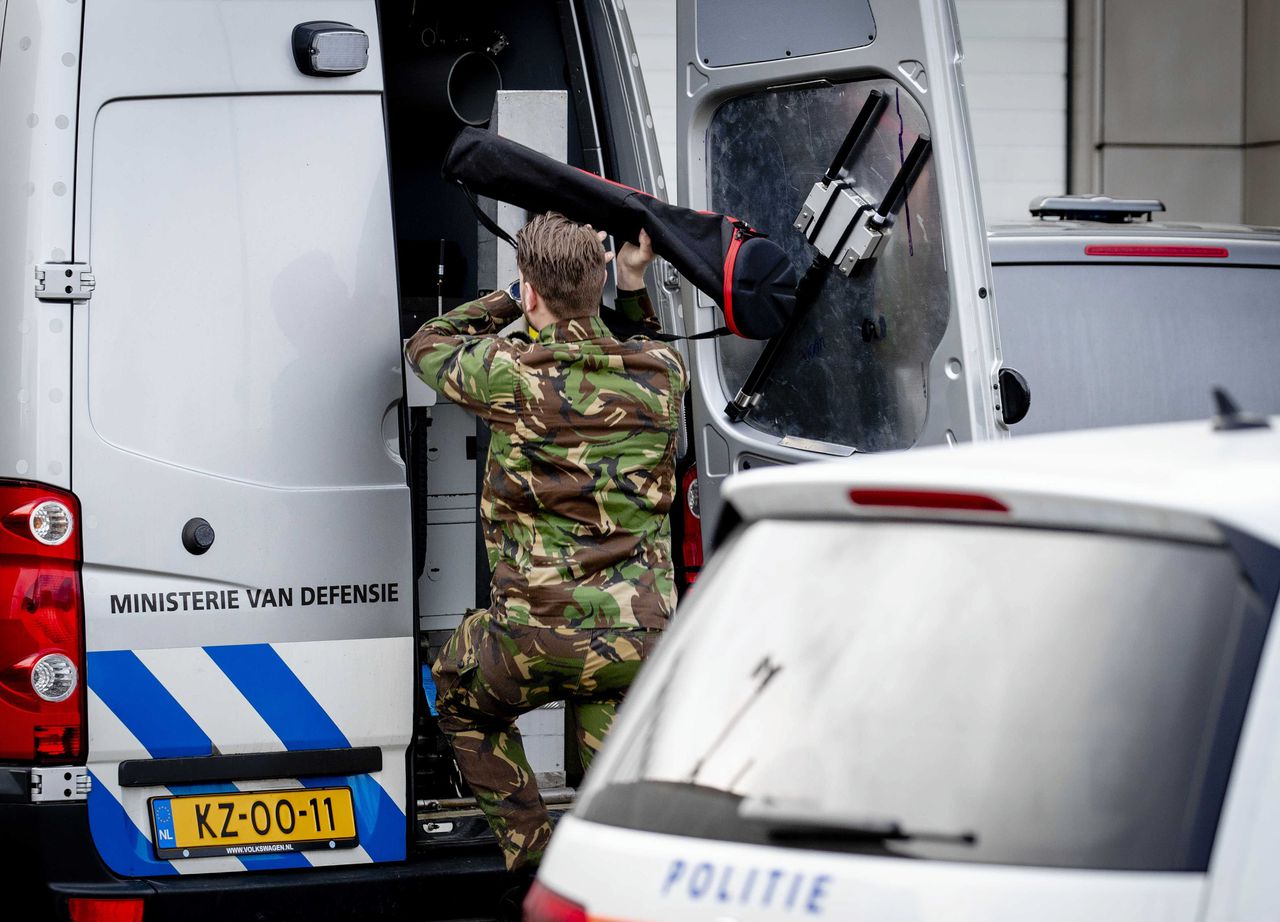 De Explosieven Opruimingsdienst Defensie bij een postsorteercentrum in Amsterdam, waar woensdag een bombrief ontplofte. Foto Sem van der Wal/ANP