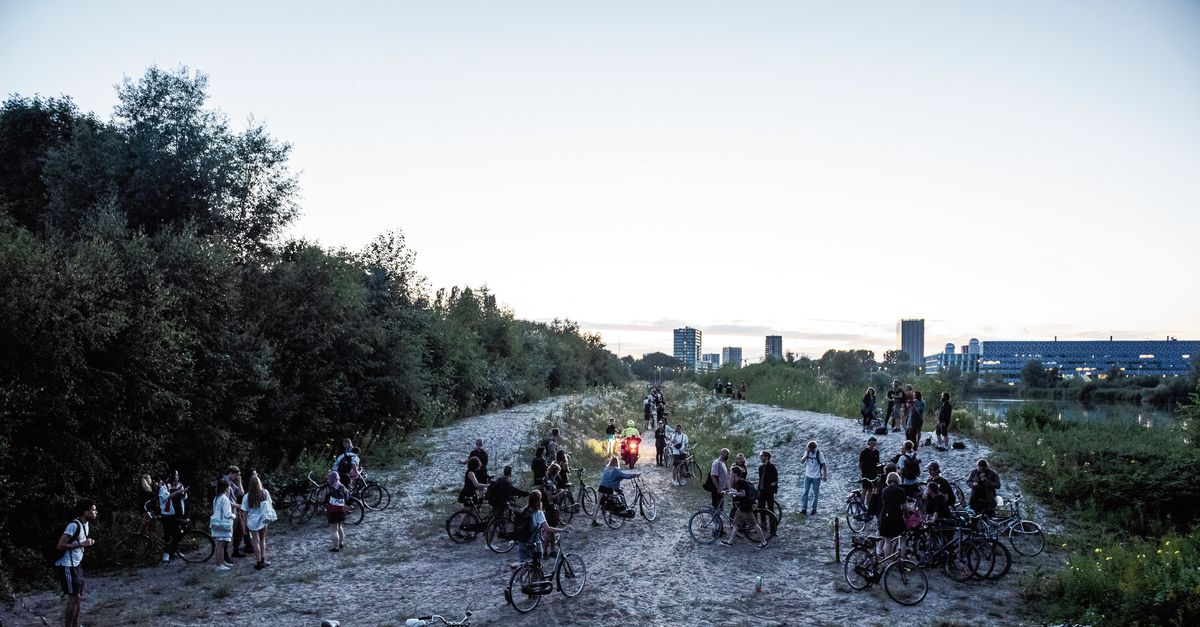 "Afgelopen weekend staakte de politie nog grotere feesten op het strand bij 's Gravenzande en op de Rotterdamse Maasvlakte, en bij het Amsterdamse Science Park.