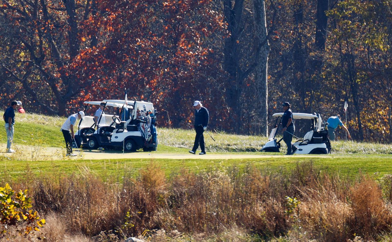 Trump op de golfbaan in Sterling, Virginia.