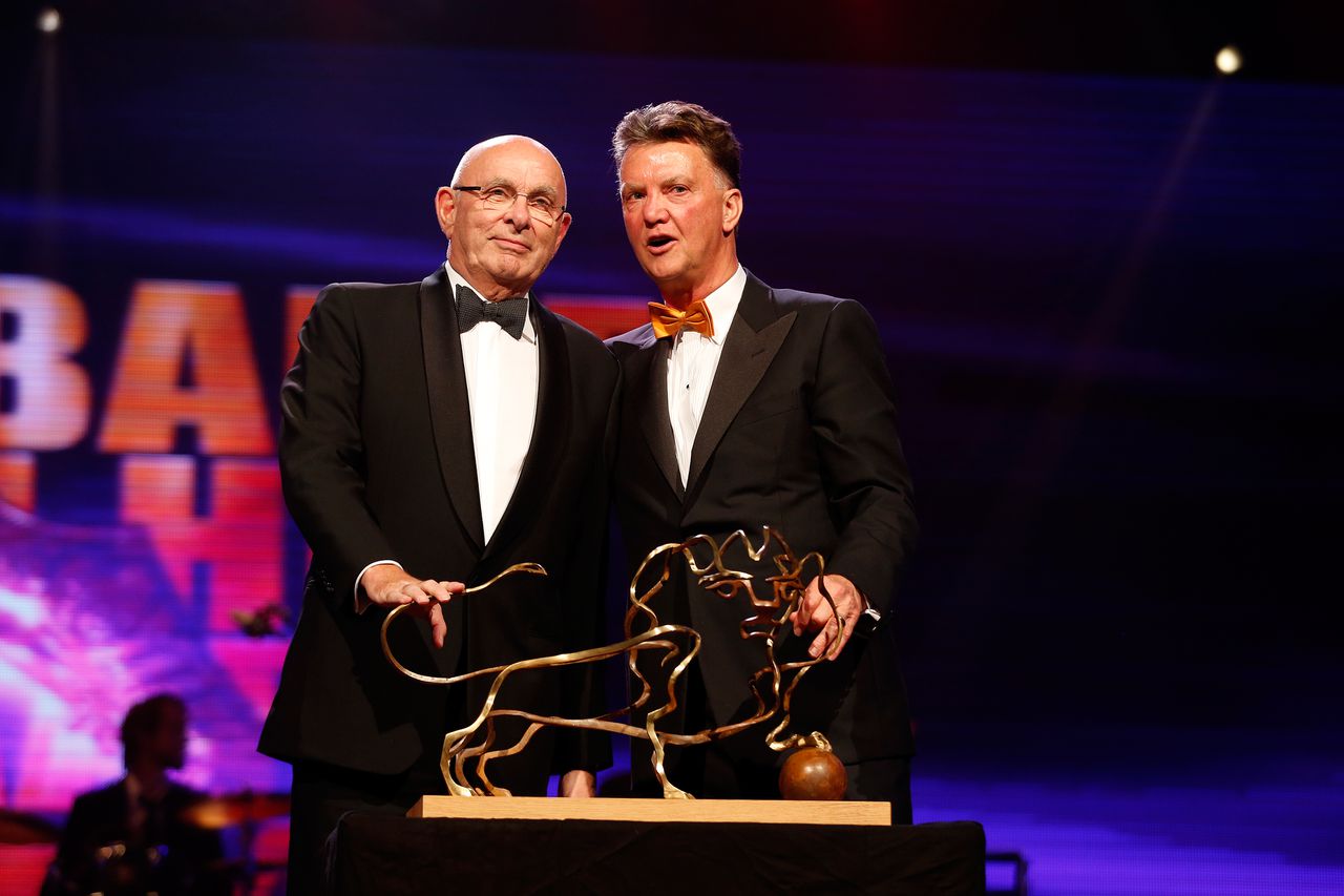 Michael van Praag (links) reikte in september vorig jaar een oeuvreprijs uit aan Louis van Gaal tijdens het Voetballer van het jaar 2014-gala