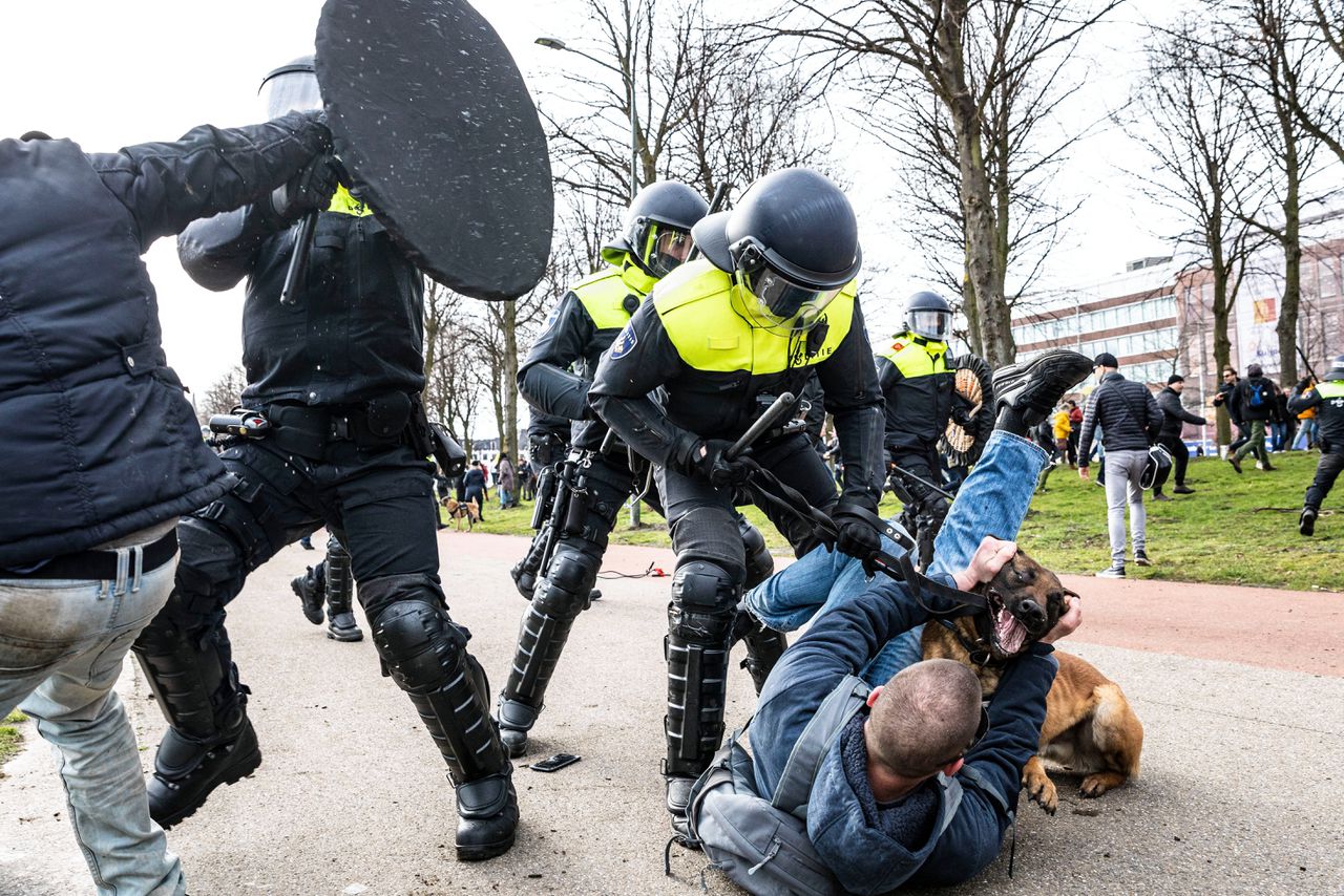 VN-rapporteur Nils Melzer deelde op Twitter beelden van Haagse politie-agenten die een coronademonstrant sloegen tijdens een demonstratie op het Malieveld in maart vorig jaar.