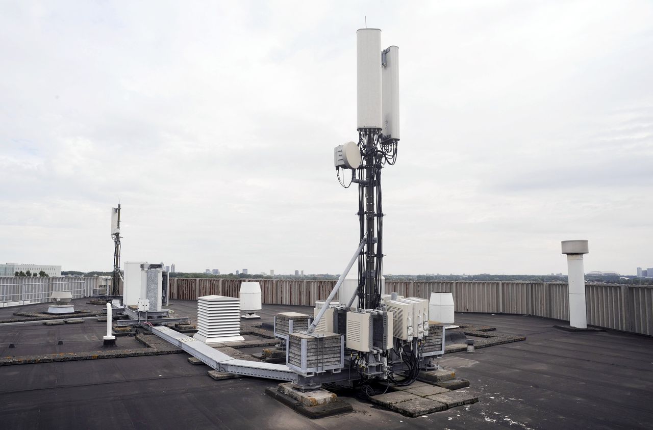 Een Huawei-antenne op een dak in Amstelveen.
