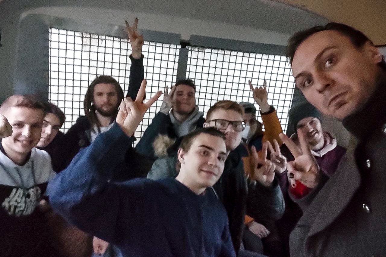 De Russische Philipp Kyznetsov plaatste de beelden van zijn arrestatie en die van mededemonstranten in een overvolle politiebus op Instagram.