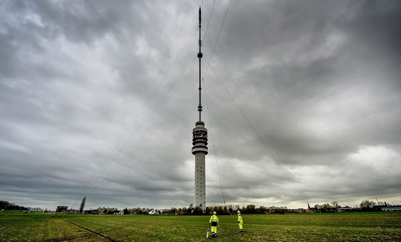 De zendmast in IJsselstein. Radiozenders betalen miljoenen voor een plek in de ether. Foto ANP