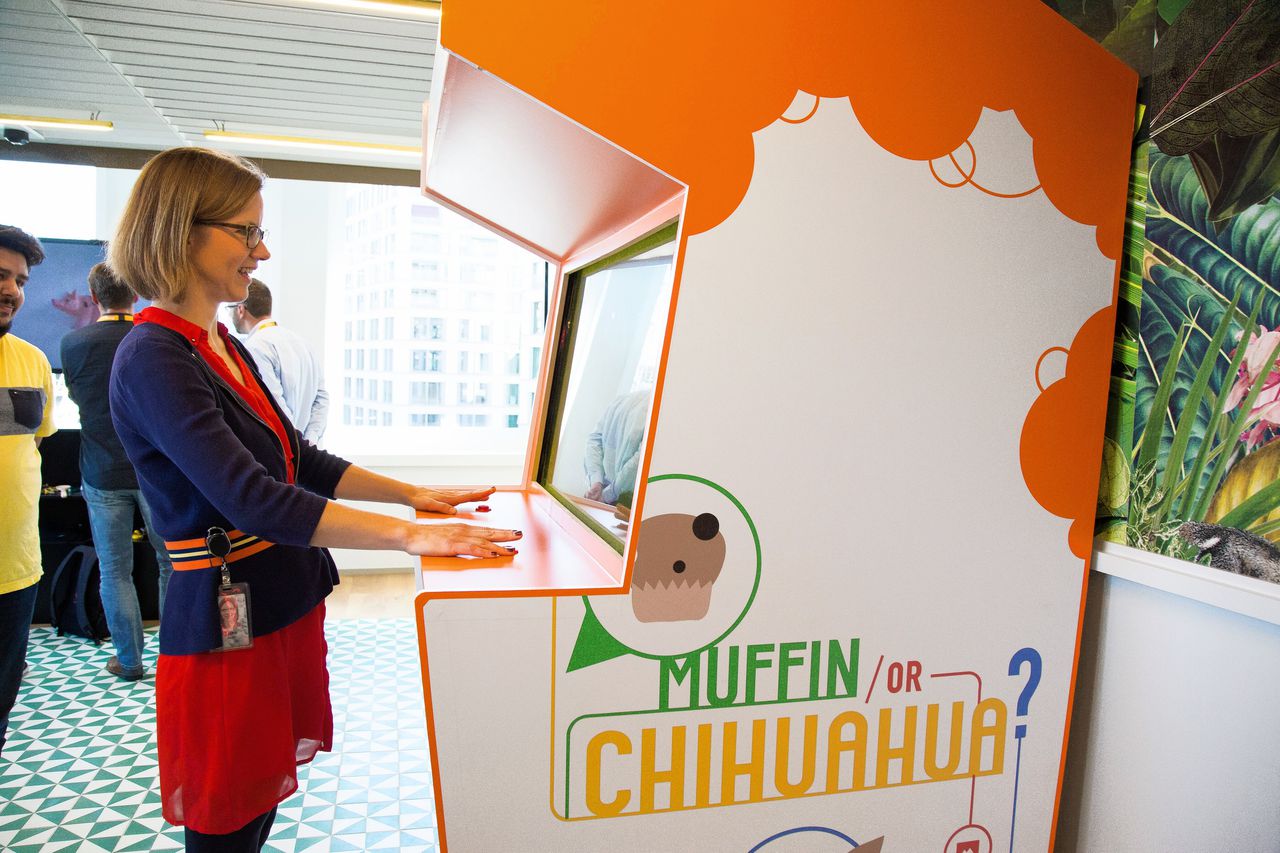 Google-onderzoekster Tilke Judd, van het Assistant-team van Google, staat achter de muffin or chihuahua-machine.