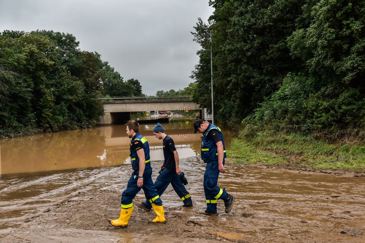 Hulpverleners in Euskirchen, nadat de Noordrijn-Westfalense stad overstroomde, 15 juli.