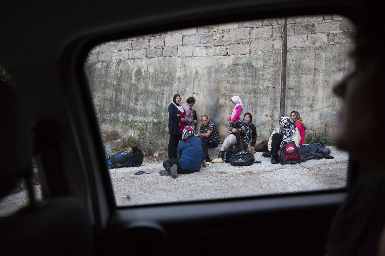 Vluchtelingen op straat op het Griekse eiland Lesbos.