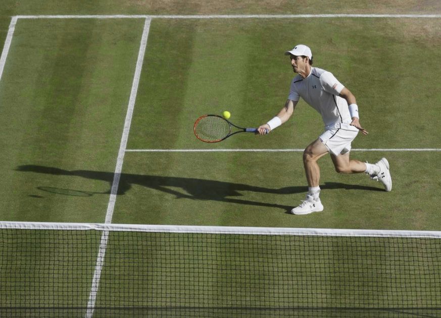 Andy Murray in actie tijdens zijn halve finale op Wimbledon tegen Tomás Berdych.