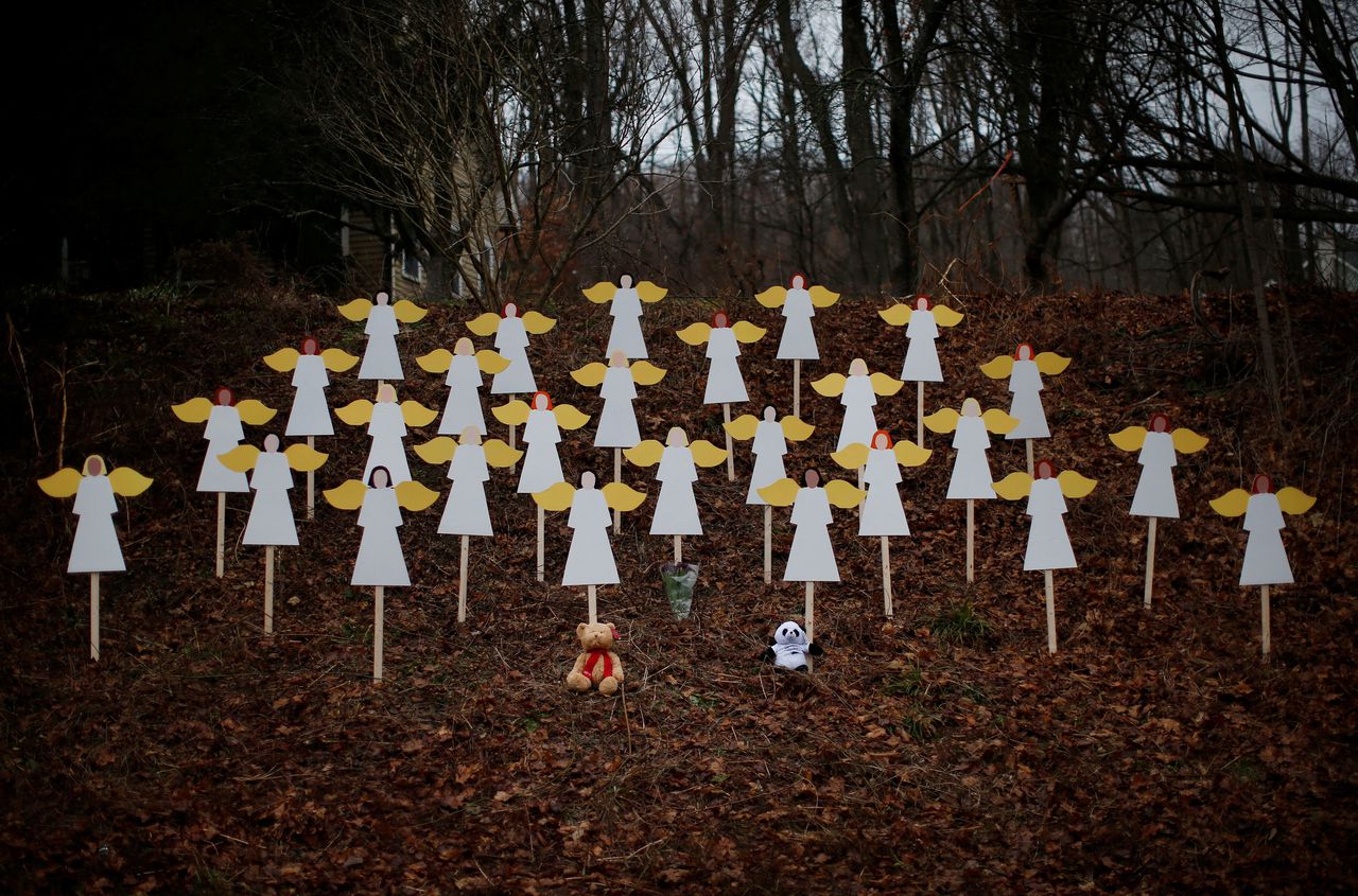 Archiefbeeld uit december 2012. Houten engeltjes zijn geplaatst nabij Sandy Hook School als symbool voor de slachtoffers van de schietpartij.