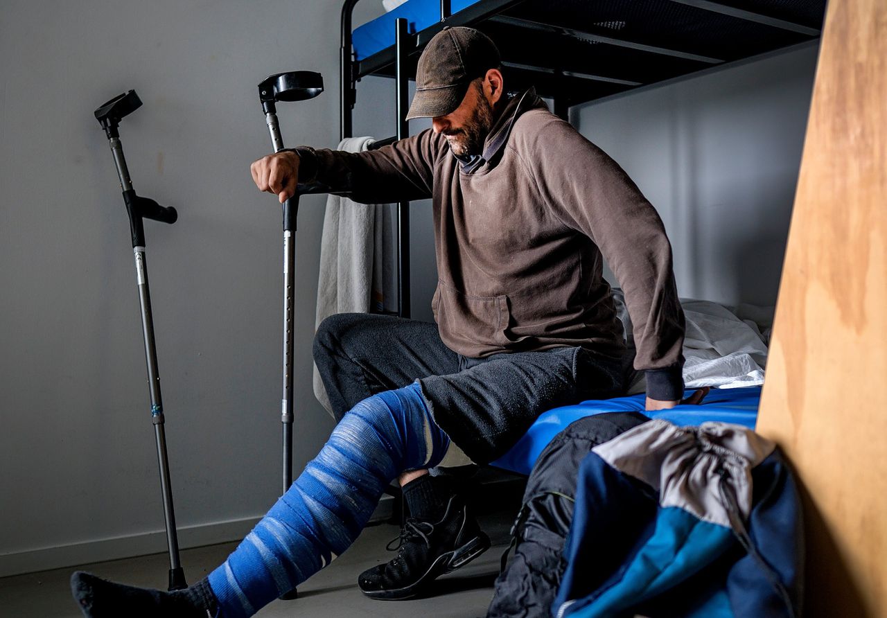 Fietskoerier Leonardos Theodorakis brak zijn knie en scheenbeen tijdens het werk