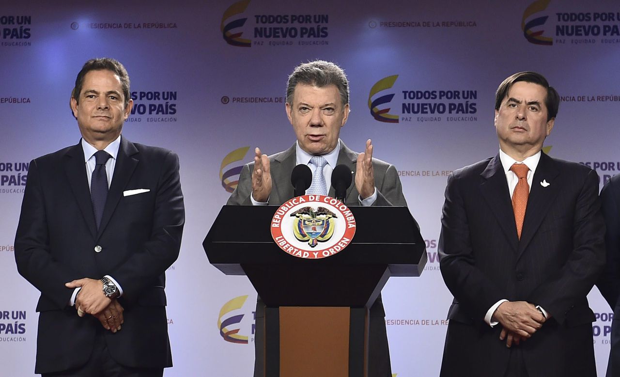 De Colombiaanse president Juan Manuel Santos spreekt op een persconferentie na een aanval waarbij elf militairen en een agent werden gedood.