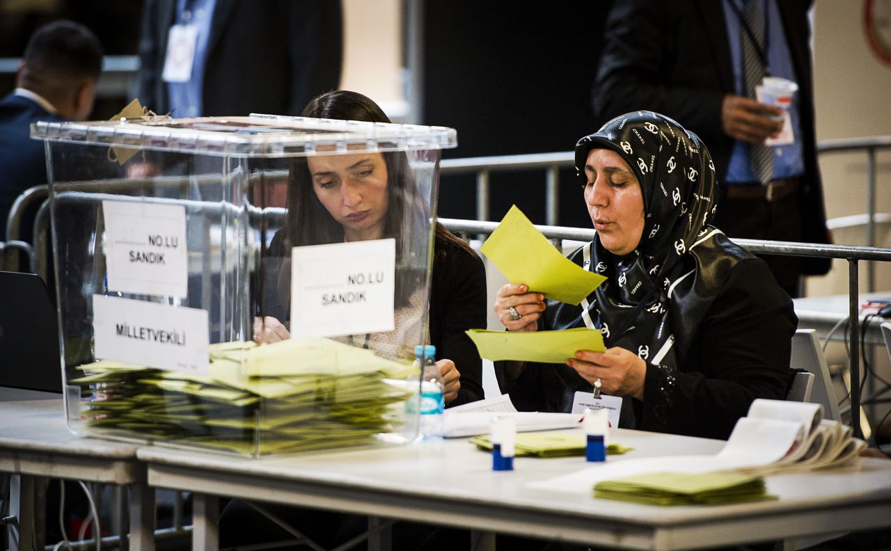 Een stembureau waar Turkse Nederlanders vrijdag, zaterdag en zondag hun stem konden uitbrengen voor de parlementsverkiezingen in Turkije.