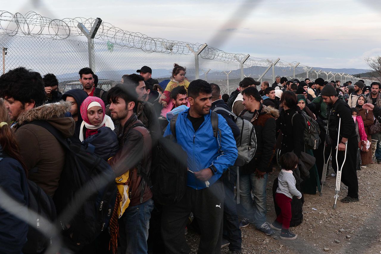 Migranten zaterdag bij de Grieks-Macedonische grens.