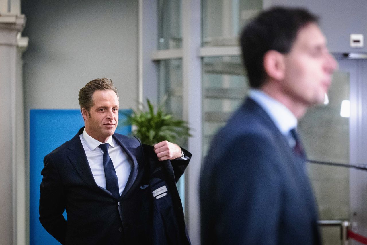 Hugo de Jonge (links) en Wopke Hoekstra staan de pers te woord na afloop van de wekelijkse ministerraad.