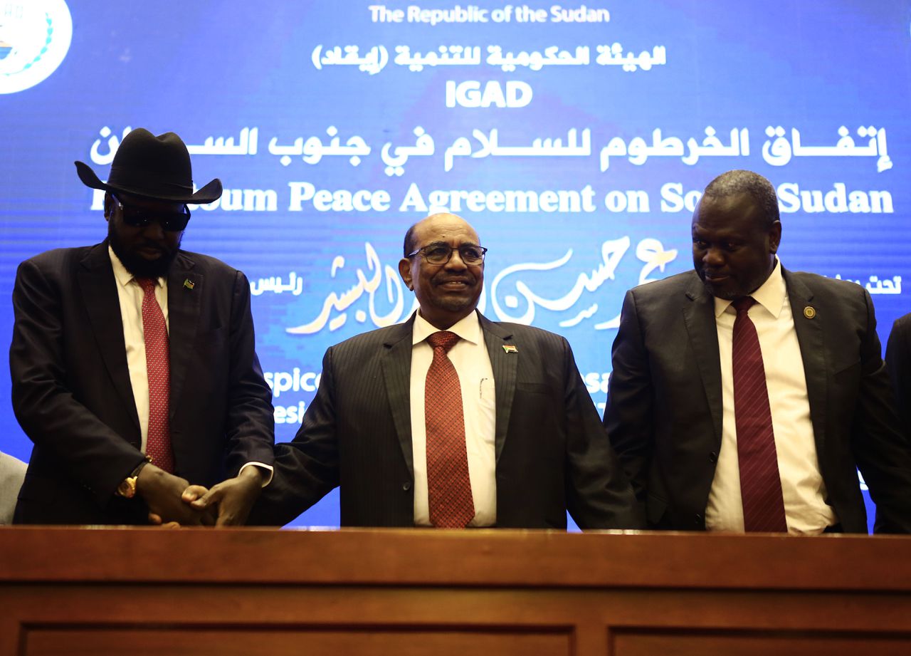De Soedanese president Omar Al-Bashir (midden) met rebellenleider Riek Machar (rechts) en president Salva Kiir (links) na het ondertekenen van de vredesovereenkomst.